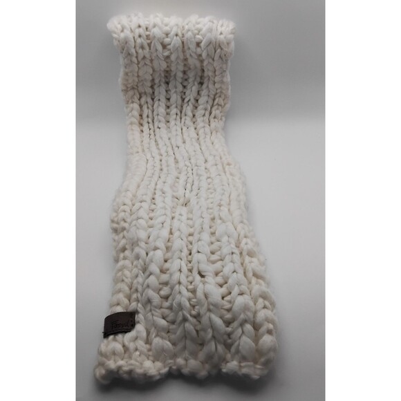 Fossil White Scarf  With Big Wooden Button Fluffy Soft Warm - Picture 4 of 6